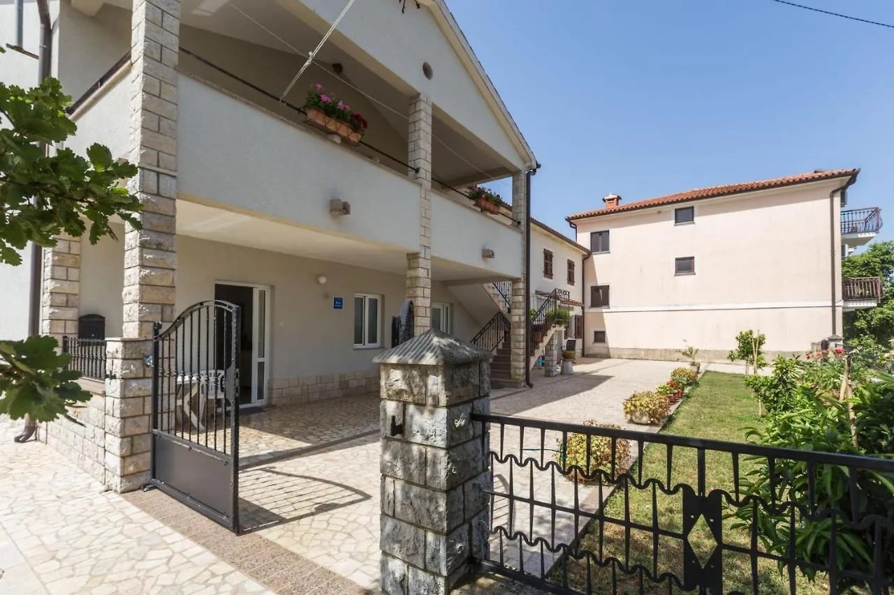 Apartment Lovely House Lindi In Porec