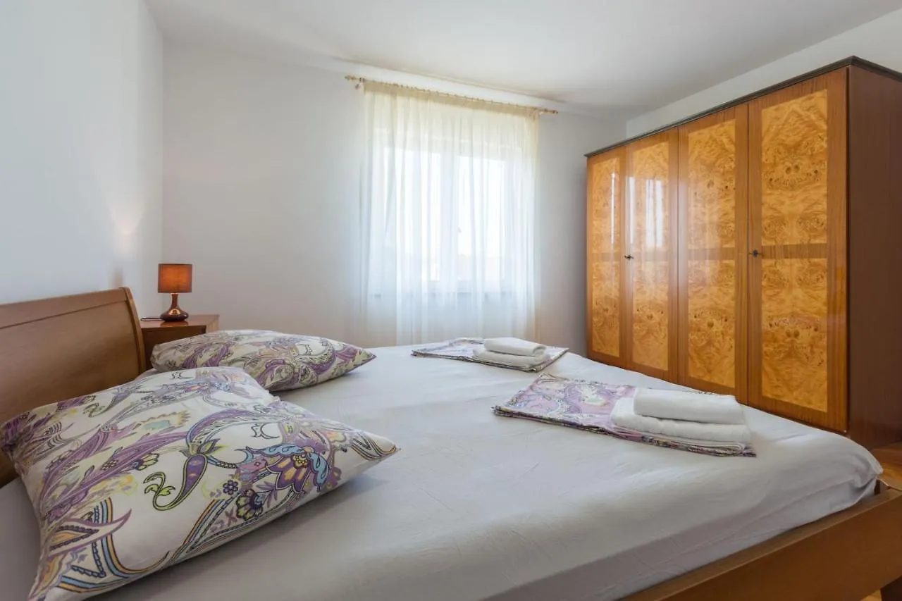 Apartment Lovely House Lindi In Porec